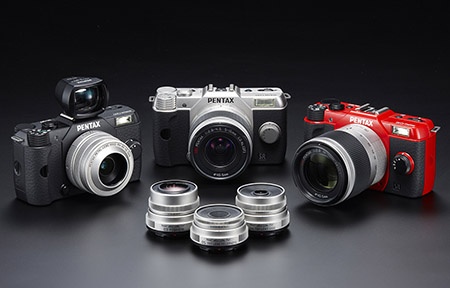 Pentax Q10: tři barevné verze, na černém přístroji je i hledáček 